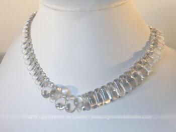 Ancien collier en perles de verre, pampilles forme de goutte.