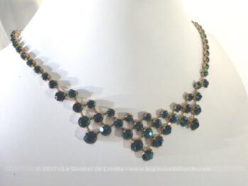 Collier ancien serti de strass verts.
