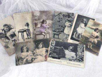Lot de 8 cartes postales anciennes d'enfants datant du début du siècle dernier.