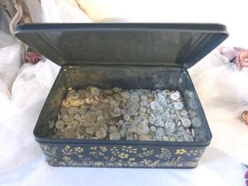 Ancienne boite  en métal avec sérigraphies remplie de plus de 800 g de boutons en nacre.