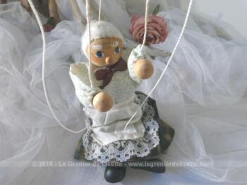 Petite marionnette à fils représentant une Grand-Mère avec tete, pieds et mains en bois.