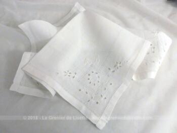 Ancien mouchoir de mariée réalisé à la main avec jours, dentelles, broderie et  monogrammes MB.