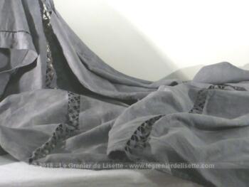 Ancienne nappe fait main, en coton damassée, teintée gris souris avec jours et dentelles.