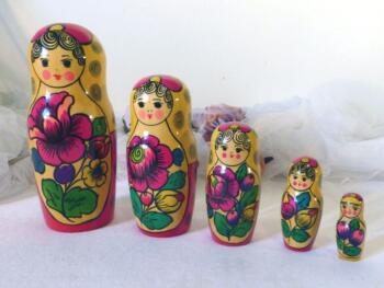 Jeu de 5  poupées Russes anciennes