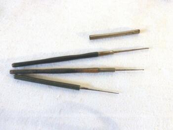 Trio d'anciens crochets à dentelle manche bois.
