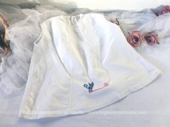 Ancien tablier robe pour fille ou garçon fait main avec petit encart au point de croix.