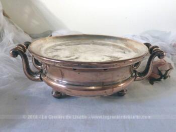 Ancien chauffe-plat en cuivre et métal argenté aux anses très ouvragées.