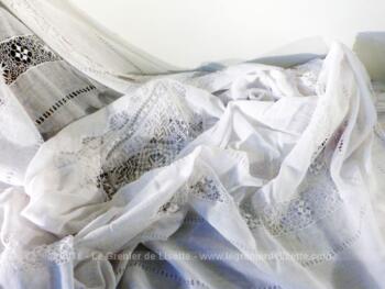 Ancienne nappe avec différentes bandes de broderie et un grand motif central, le tout en broderie en fils tirés.