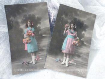 Deux cartes postales anciennes colorisées de la même fillette, portant des fleurs.