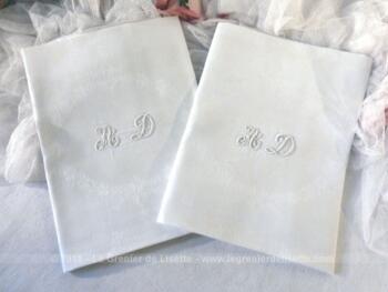 Deux grandes serviettes en beau coton damassé et brodées des monogrammes AD.