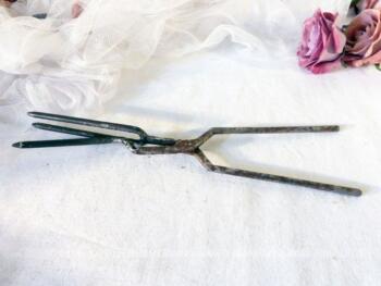 Ancien fer à friser ou cranter les cheveux.