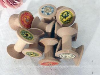 Lot de 10 anciennes bobines de fils en bois, avec encore des parties de leurs étiquettes .