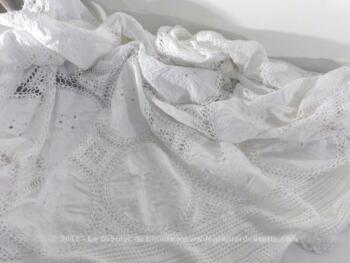 Ancienne nappe ou couvre-lit de 250 x 160 cm , entièrement fait main tout en dentelles et broderies .