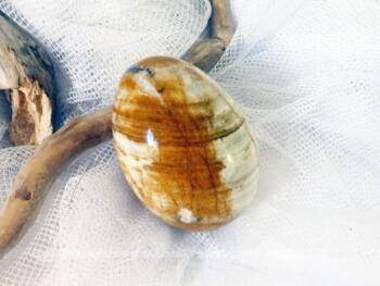 Oeuf de collection en onyx multicolore pour décoration ou couture.