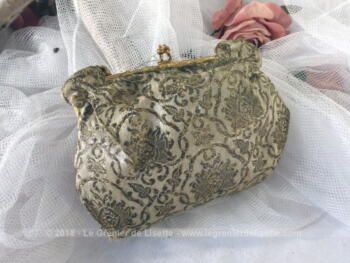 Ancien, original et unique, voici une minaudière en brocart, petit sac de soirée à main.