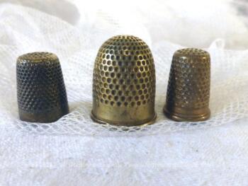 Lot de 3 dés à coudre, anciens de différentes formes.