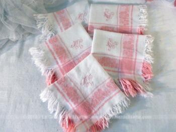 Lot de 5 petites serviettes 25 x 25 cm avec les monogrammes ML brodés en rose.