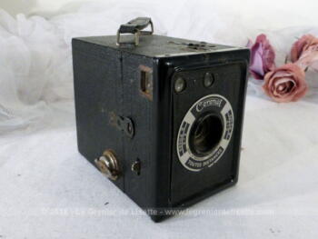 Ancien appareil photo Coronet, forme box, "made in England" datant de 1937.