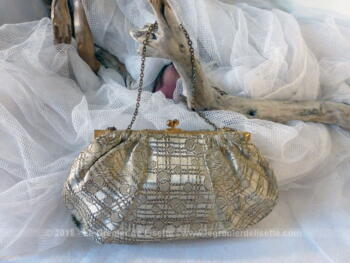 Ancien, original et unique, voici une minaudière en brocart, petit sac de soirée à main.