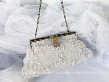 Ancien, original et unique, voici une minaudière décorée de perles et sequins, idéal petit sac de soirée à main.