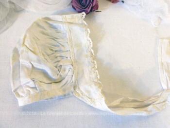 Ancien bonnet "petit béguin" en coton satin molletonné pour enfant, poupée ou baigneur.