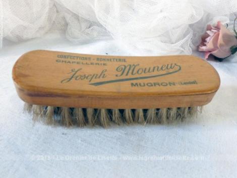 Ancienne brosse à habits en bois avec marquage publicitaire "Joseph Mouneur".