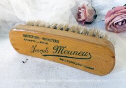 Ancienne brosse à habits en bois avec marquage publicitaire "Joseph Mouneur".