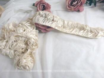 Voici 200 cm d'ancienne passementerie d'ameublement  de blanc ivoire, à utilisé double ou ouvert. 