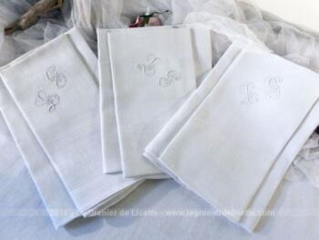 Lot de 3 anciennes serviettes en coton damassé brodées des monogrammes LP.
