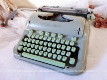 Ancienne machine à écrire Hermes des années 60, totalement vintage modèle  3000 et de couleur vert menthe.
