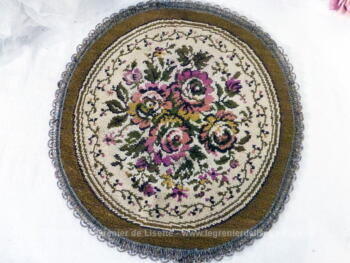Ancien napperon rond en tapisserie avec bordure galon doré.