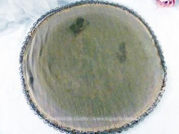 Ancien napperon rond en tapisserie avec bordure galon doré.