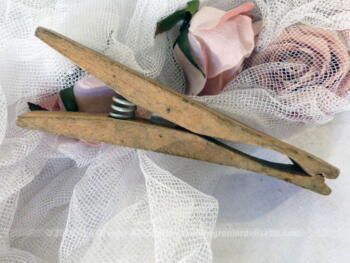 Ancienne pince à gants en bois.