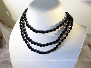 Ancien collier sautoir de 135 cm en petites perles à facettes en pierre d'onyx.