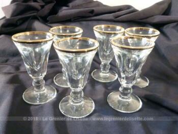Lot de 6 verres à liqueur en verre plein avec liseré doré en bordure .