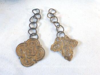 En métal doré, voici deux anciennes breloques de formes différentes avec leur chaîne. 