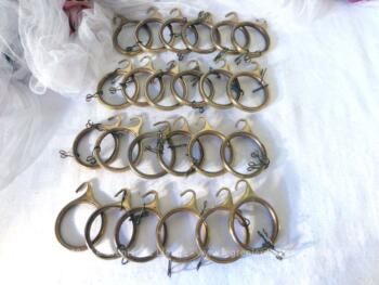 Voici un lot de 24 anciens anneaux en laiton de 6.2 cm de diamètre avec crochet intégré.