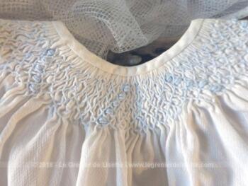 Ancienne blouse bébé  fait main avec smocks aux fils bleus.