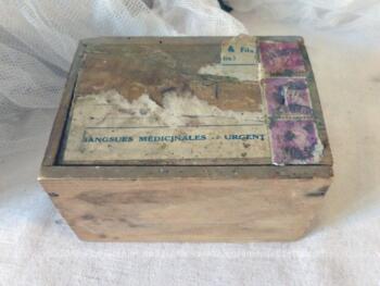 Ancienne boite en bois pour le transport par la poste de sangsues médicinales.