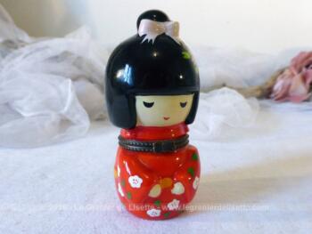 Petite boite représentant une japonaise réalisée en porcelaine.