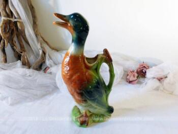 Ancien pichet en forme de canard en belle barbotine.