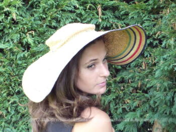 Superbe chapeau au style provençal "niçois" à porter ou à mettre en décoration..