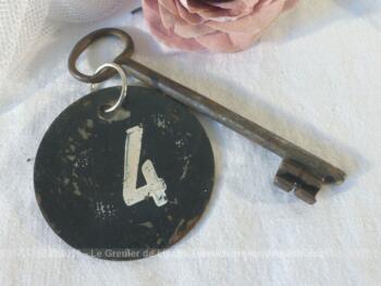Ancienne clé  et sa plaque ronde en fonte avec le numéro 4.