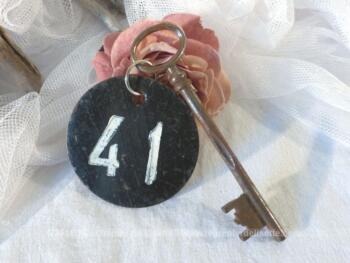 Ancienne clé  et sa plaque ronde en fonte avec le numéro 41.