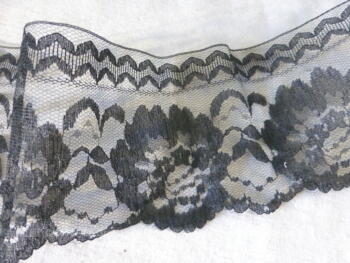 Grand coupon de 12.50 m de dentelle mécanique noire sur 9.5 cm de large.