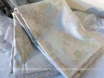 Coupon tissus d'ameublement  de 160 x 200 cm aux tons pastels vert et rose.