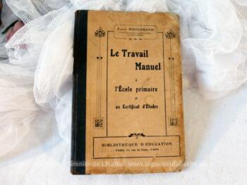 Datant du début du siècle dernier, voici un ancien livre, rare, sur "Le Travail Manuel à l'Ecole Primaire et au Certificat d'Etudes" , de Albert Mulemann, édité à la Bibliothèque d'Education à Paris.