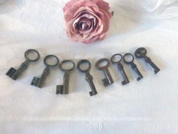 Lot de 8 très petites clés anciennes entre 4 et 5 cm de long
