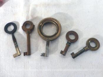 Jeu de 5 clefs anciennes à bout rond