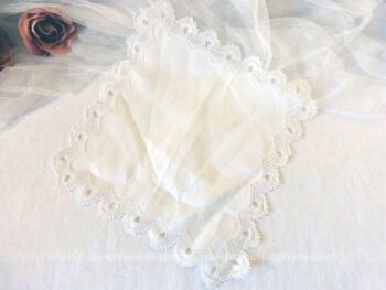 Ancien mouchoir de mariée, avec emplacement central en coton de lin et contour en fine dentelle aux fuseaux.